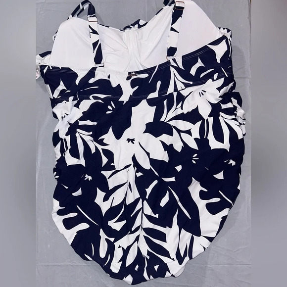 Women's Retro Twist Front Shirred One Piece
Swimsuit Size 24 W - Picture 3 of 5